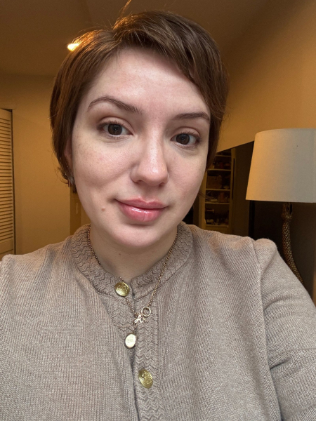 Allure social director Kassidy Silva poses for a makeupfree selfie